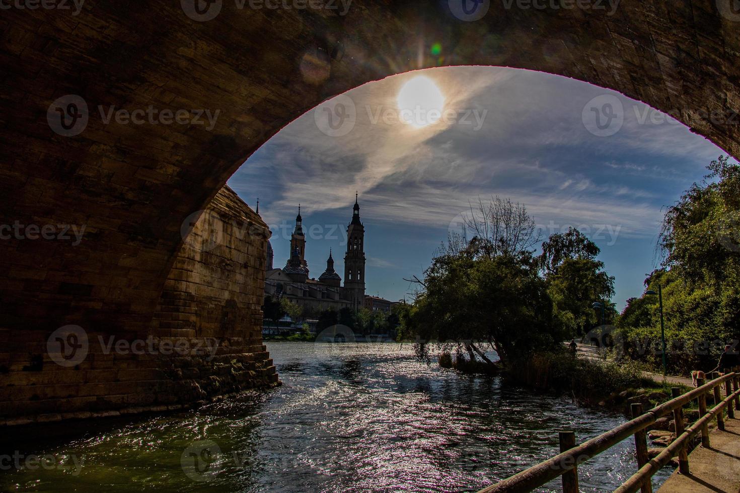 voorjaar stedelijk landschap met pijler kathedraal in Zaragoza, Spanje en de ebro rivier- foto