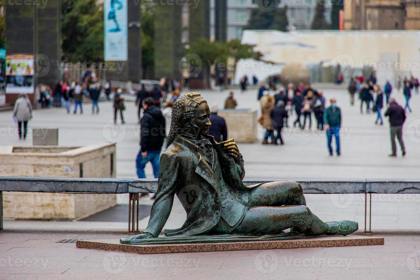 stedelijk landschap met goya monumenten in zaragoza Aan een bewolkt dag foto