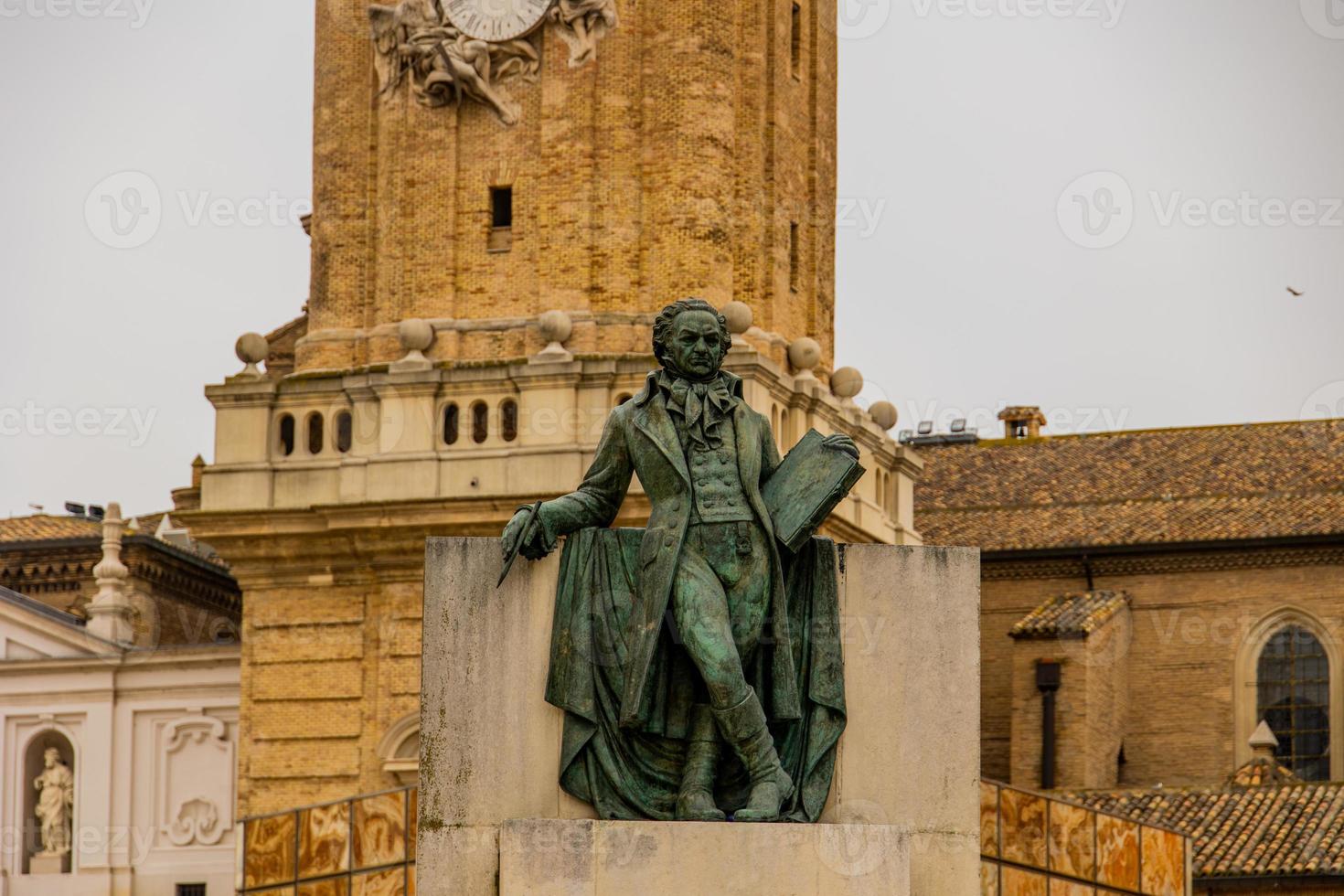 stedelijk landschap met goya monumenten in zaragoza Aan een bewolkt dag foto