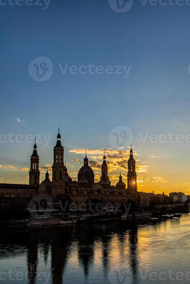 stedelijk zonsondergang over- de pilar kathedraal in Zaragoza, Spanje en de ebro rivier- foto