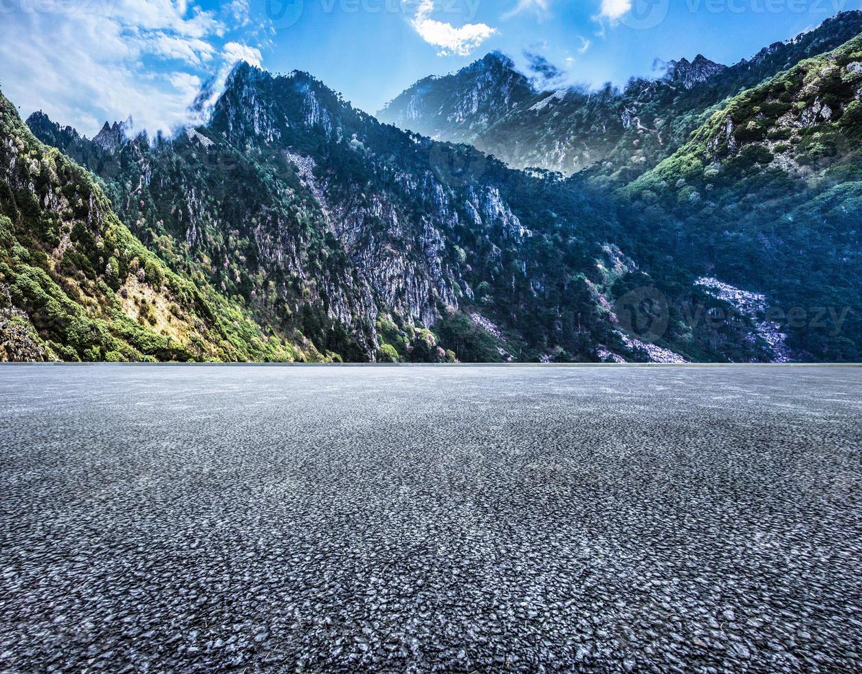 asfalt weg en berg natuur landschap onder de blauw lucht in zomer foto