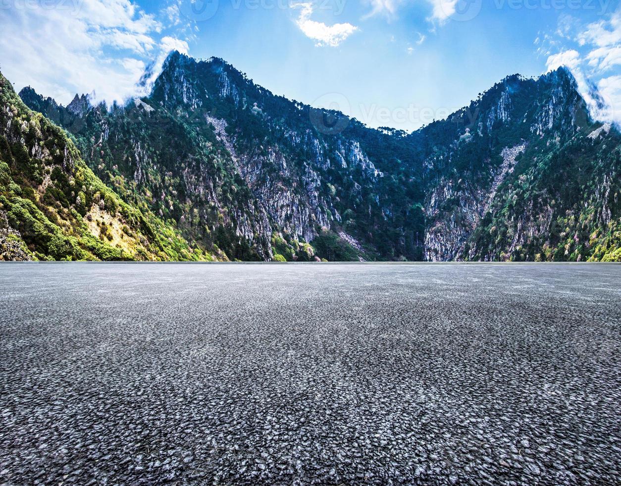 asfalt weg en berg natuur landschap onder de blauw lucht in zomer foto