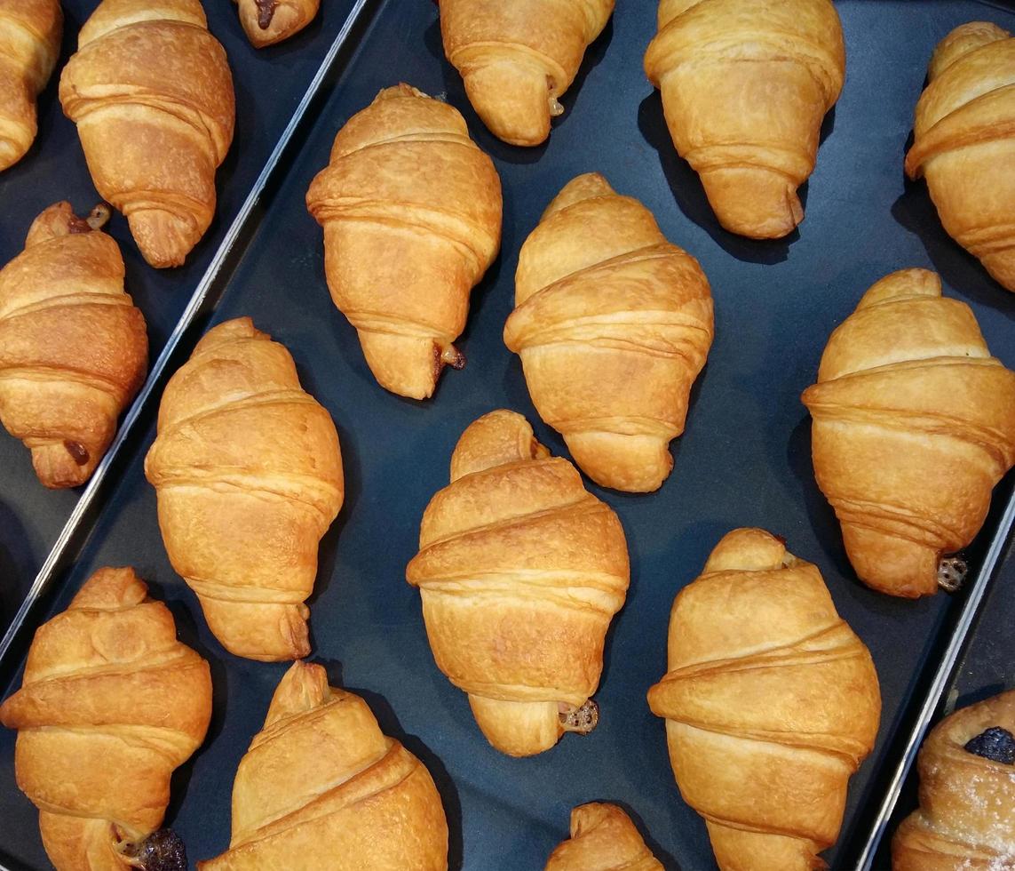 verse croissant op een zwarte leiachtergrond foto