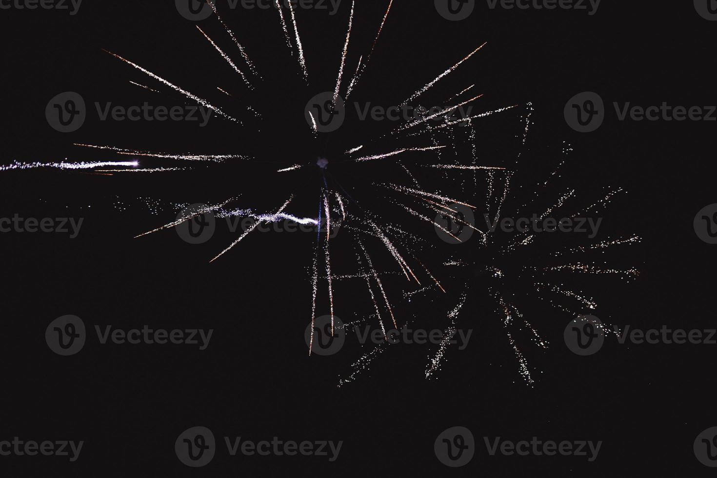 feestelijke veelkleurige pyrotechniek vuurwerk saluut op de donkere nachtelijke hemel foto
