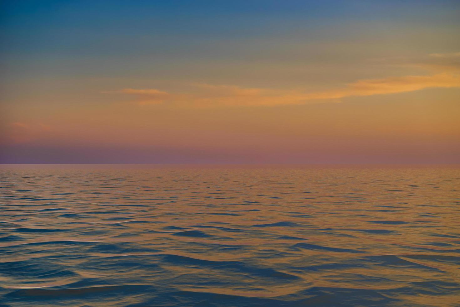 kleurrijke bewolkte zonsondergang over een watermassa foto