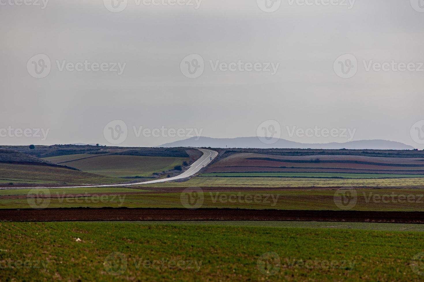 sereen minimalistische landschap aragon Spanje in winter dag foto