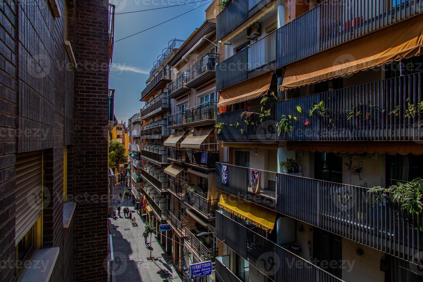 stedelijk landschap van de stad van benidorm in Spanje met versmallen versmallen straten foto