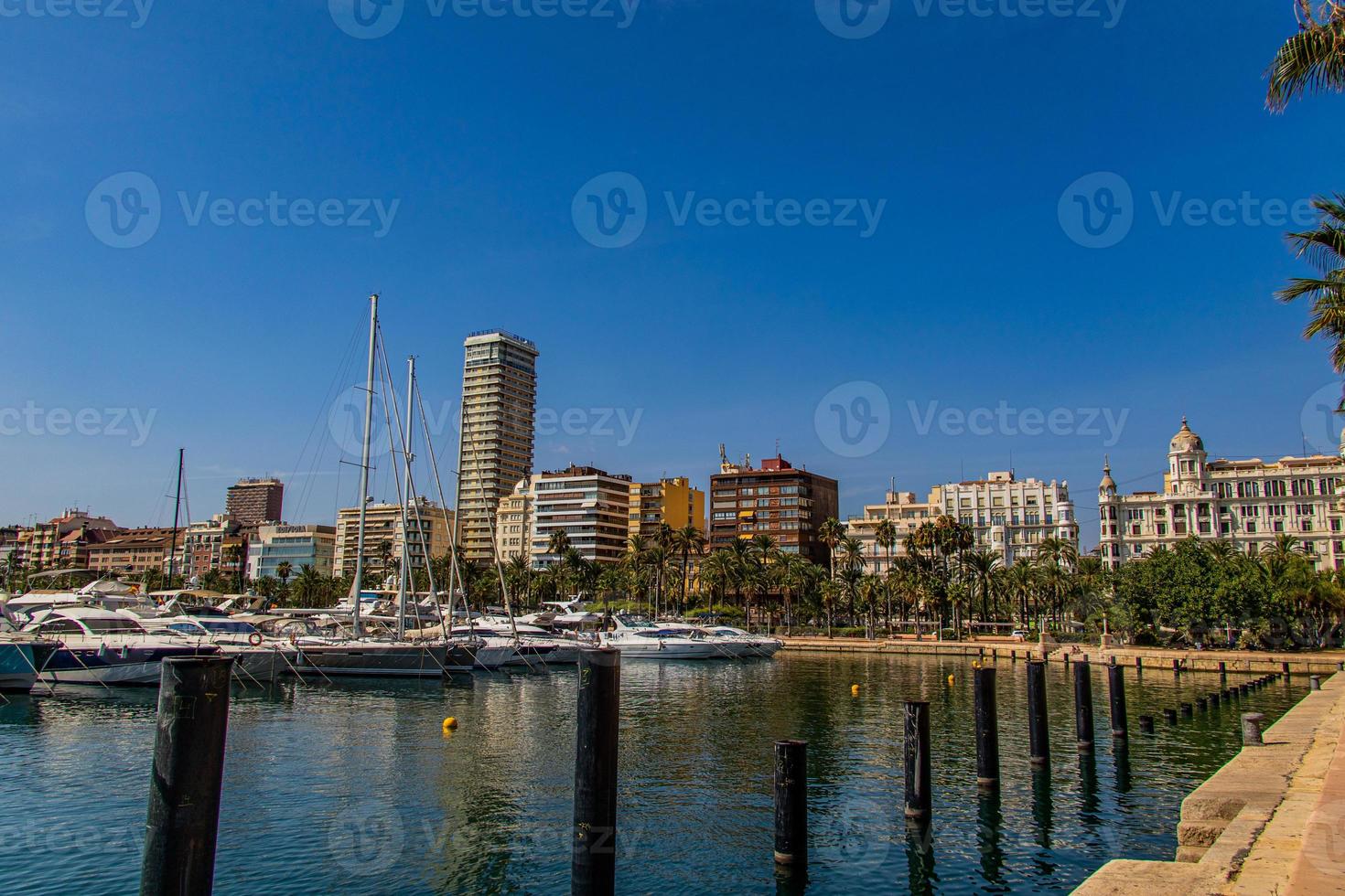 kust landschap met jacht haven in Alicante Spanje Aan een zomer warm zonnig dag foto