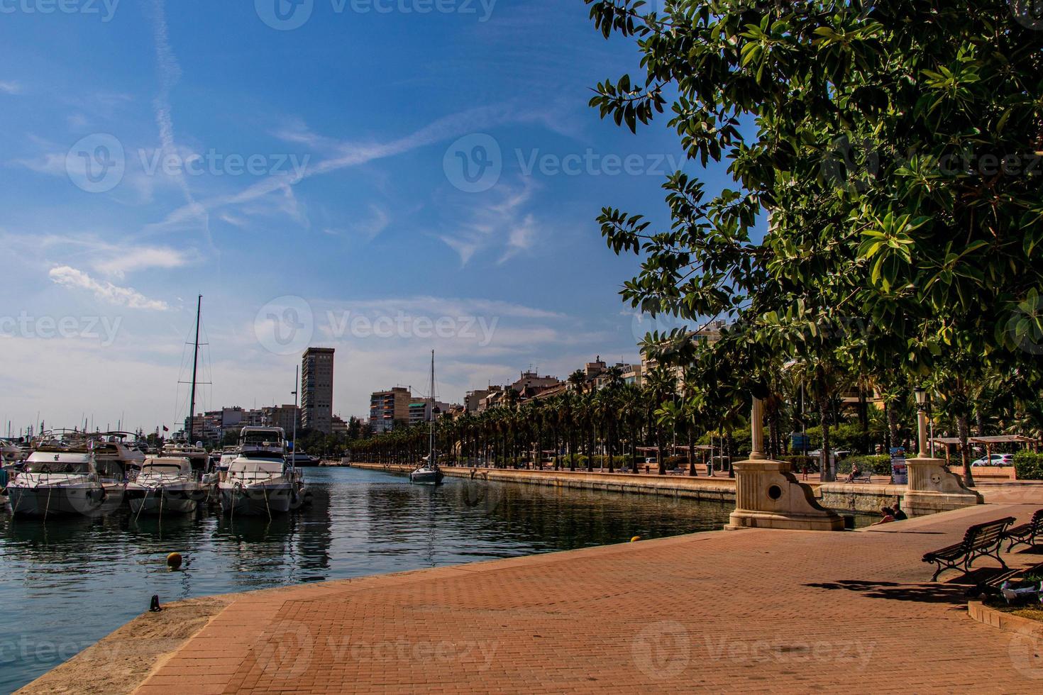 kust landschap met jacht haven in Alicante Spanje Aan een zomer warm zonnig dag foto