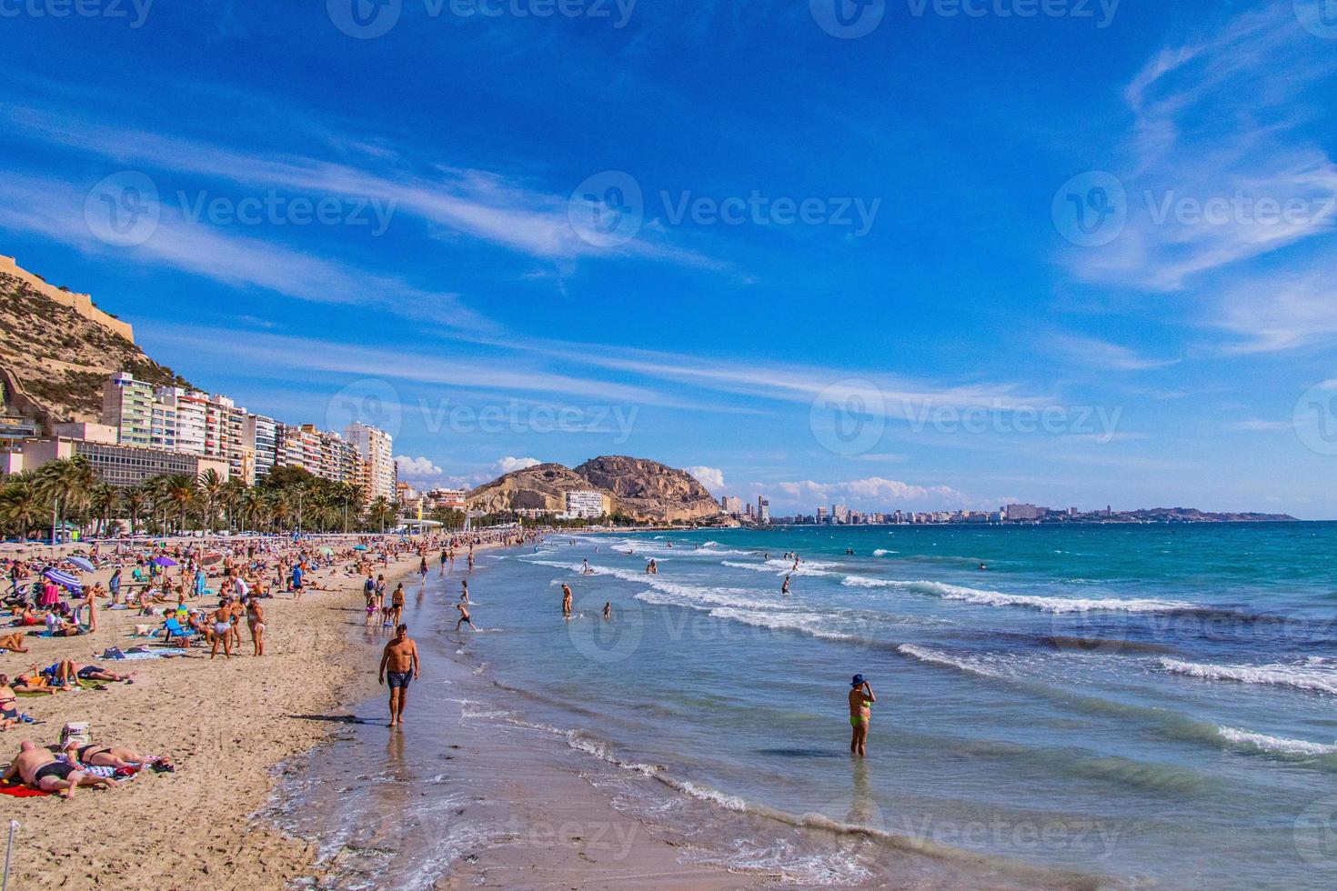 zomer strand landschap in de Spaans stad van Alicante Aan een zonnig dag foto