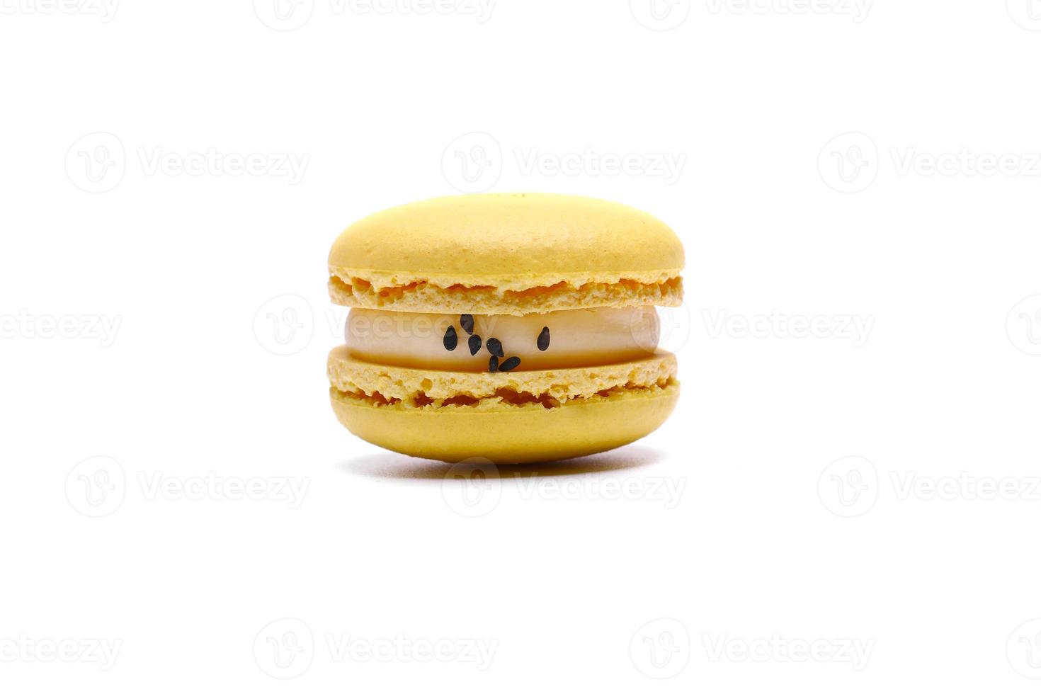 een cake van macaron of macaron gele citroenkleur. heerlijke makaron geïsoleerd op een witte achtergrond. Frans zoet koekje foto