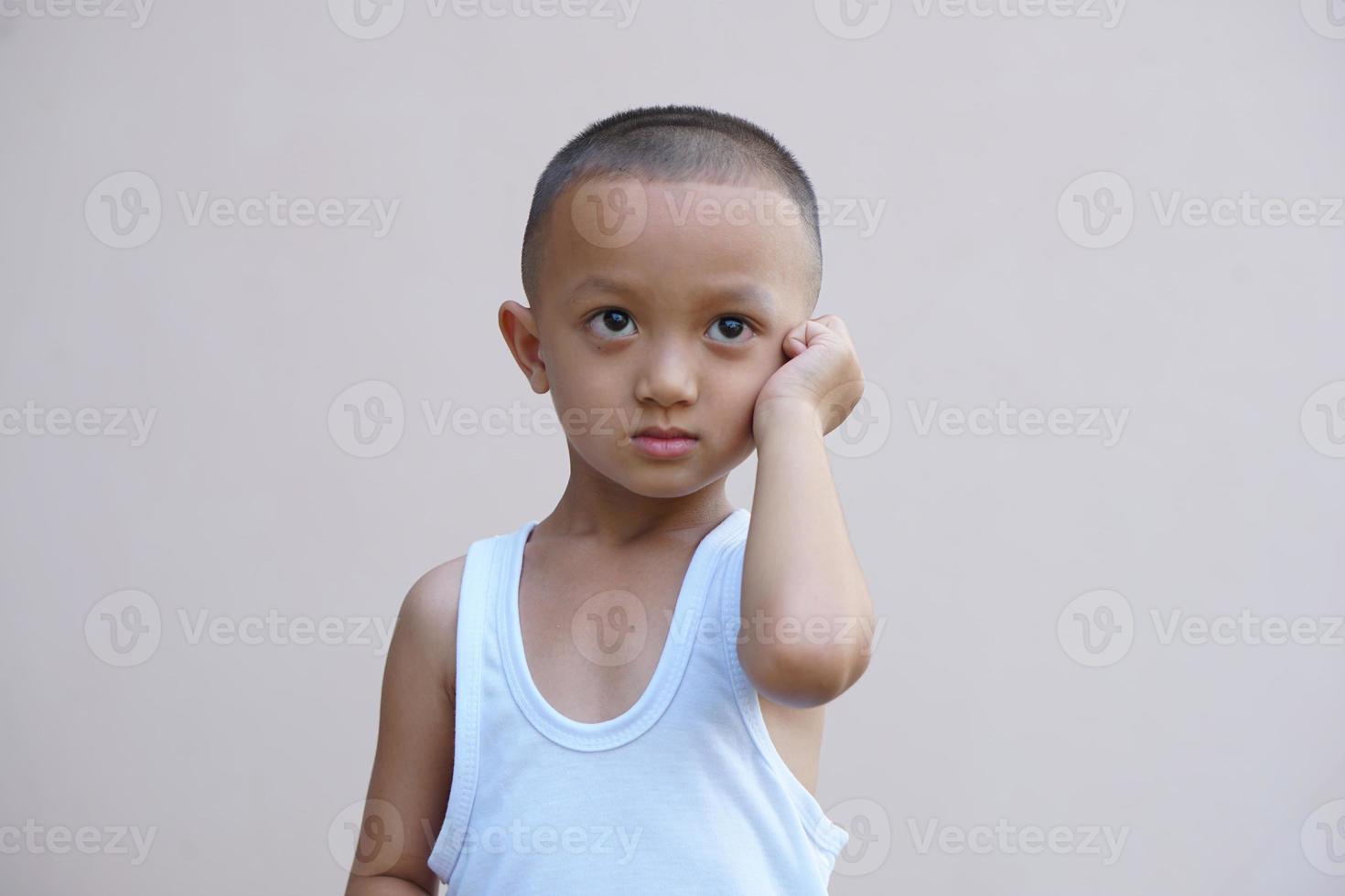Aziatisch jongen hebben jeukend gezicht foto