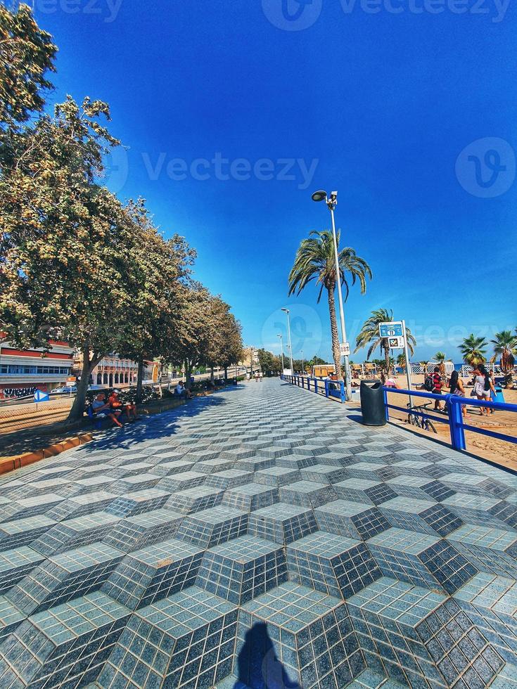 stedelijk landschap met promenade toevlucht in Spanje Alicante Aan een zonnig dag foto