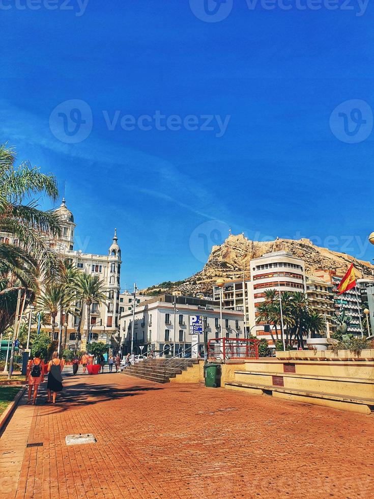 stedelijk landschap met promenade toevlucht in Spanje Alicante Aan een zonnig dag foto