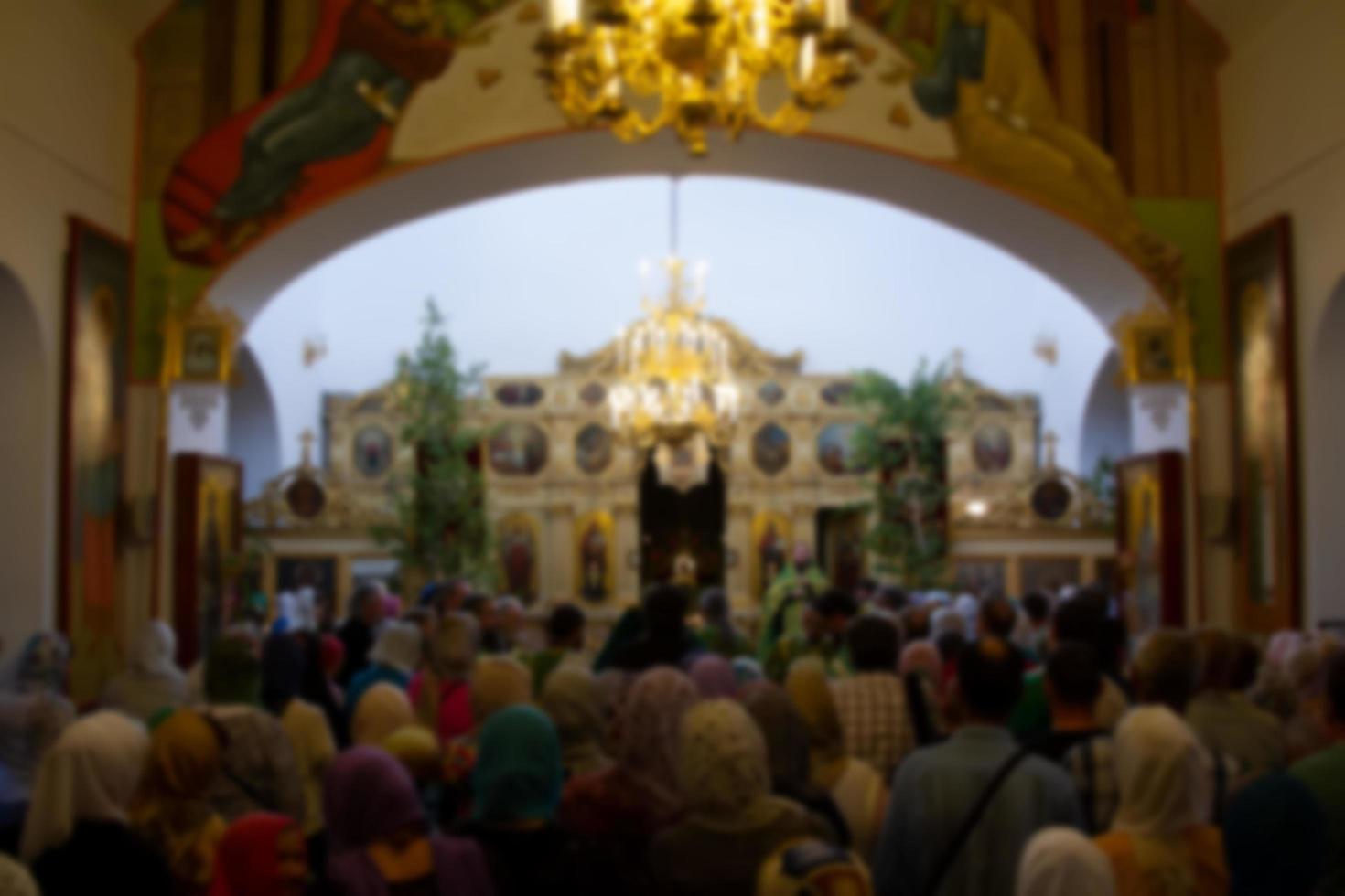 .veel mensen in de tempel vieren palm zondag. orthodox gelovigen. een menigte van Bewoners in de kerk. foto