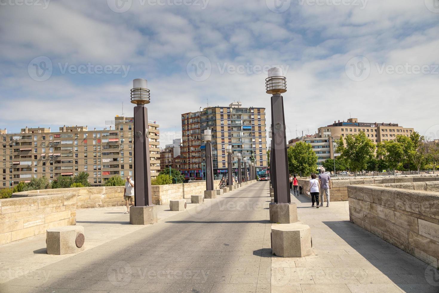 historisch steen brug in zaragoza Spanje met verkeer Aan een zomer dag foto