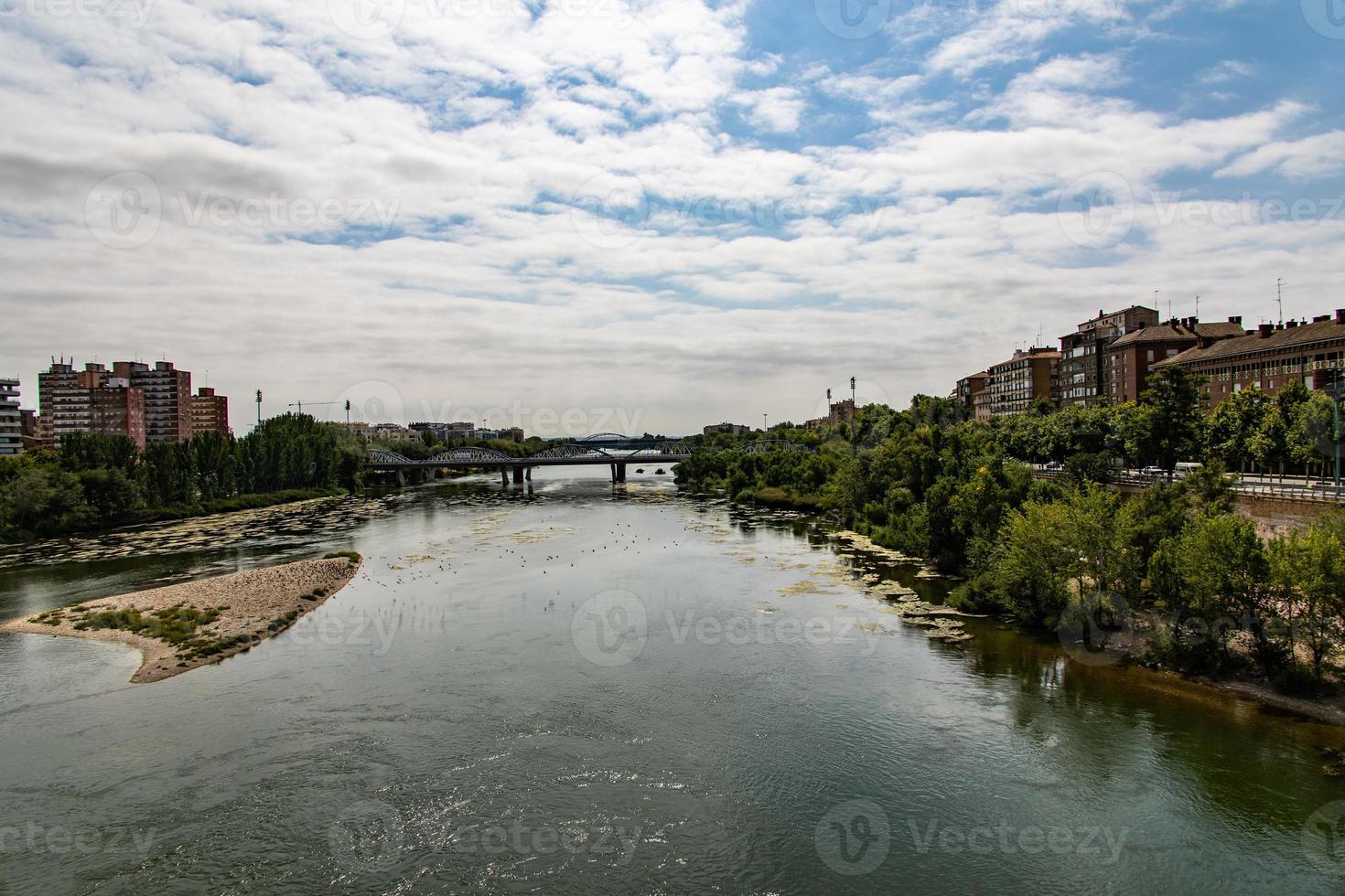 modern landschap van zaragoza Spanje in zomer dag met rivier- en brug foto