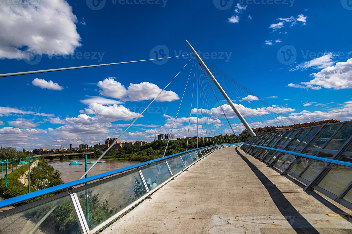 voetganger suspensie brug over- de ebro rivier- in Zaragoza, Spanje Aan een zomer dag foto