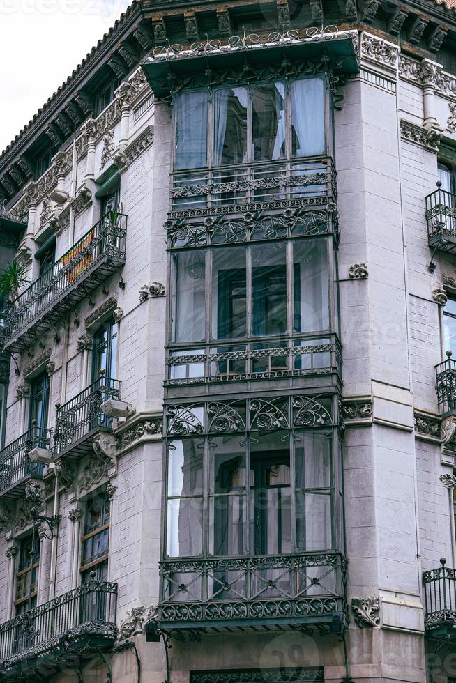 interessant herenhuis met origineel ramen in de Spaans stad van zaragoza in de oud stad- foto