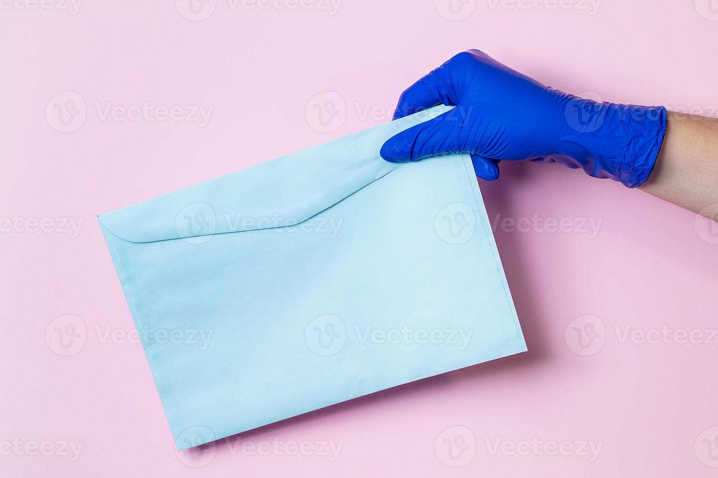 een man in latexhandschoenen die een pakket aflevert foto