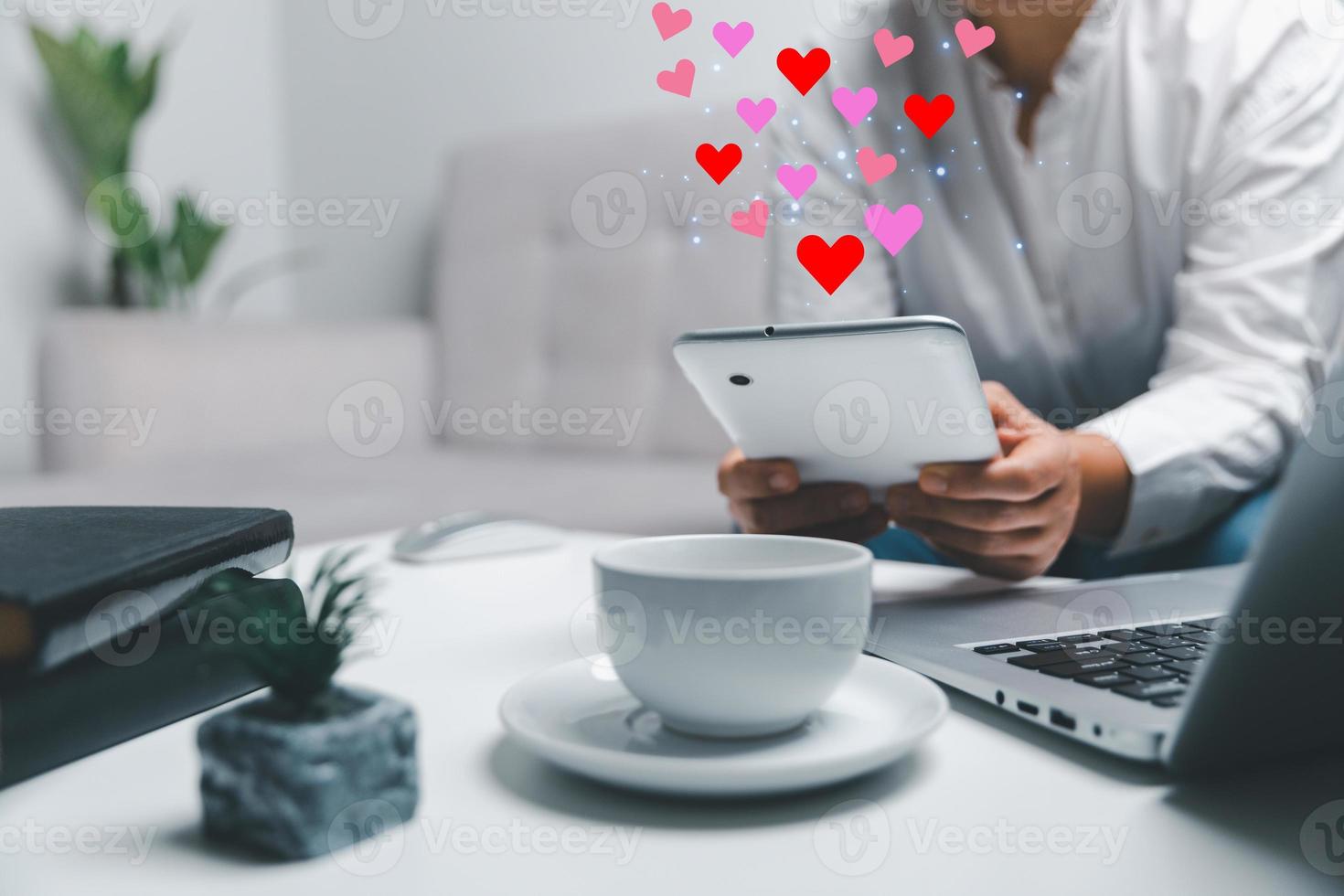 dichtbij omhoog jong vrouw zitten Aan bankstel Bij huis en gebruik makend van tablet terwijl gebruik online dating toepassing naar groet en praten met andere voor afspraken naar flirten voor sociaal media levensstijl mensen concept foto