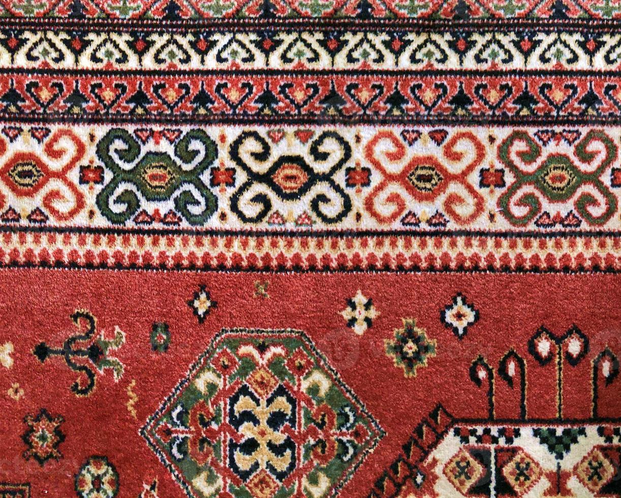 helder kleurrijk patroon Perzisch tapijt foto