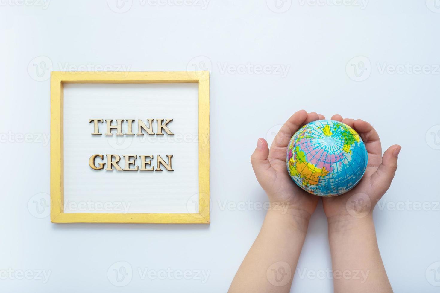 milieu voor toekomst, opslaan de planeet concept. denken groen tekst met wereldbol in kind handen top visie foto