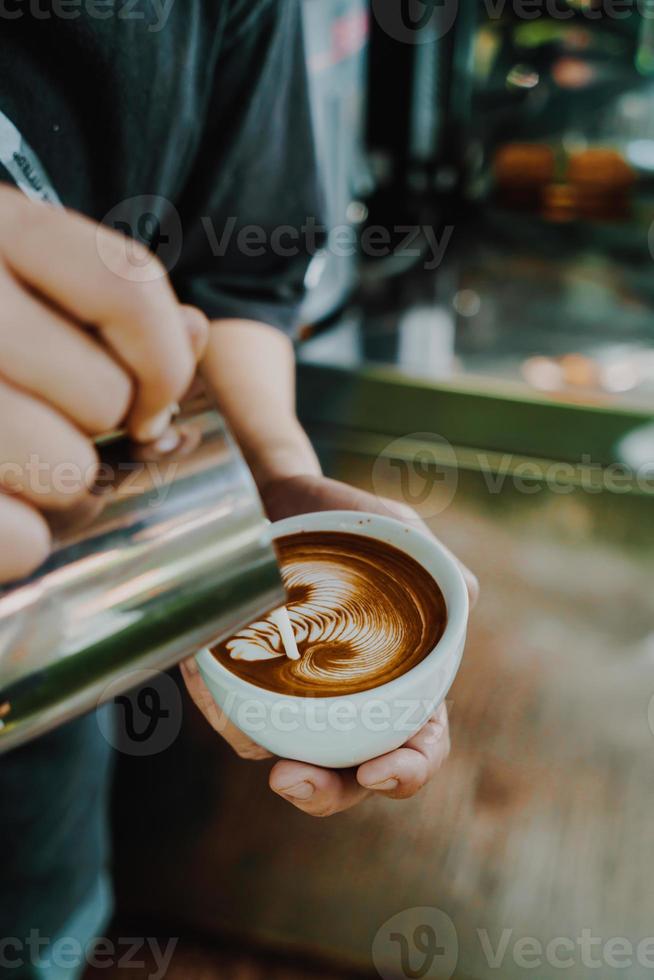 gieten melk voor maken latte kunst koffie foto