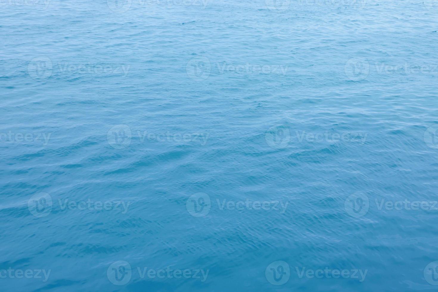 blauwe zee oppervlakte luchtfoto met golven van een drone, lege blanco naar achtergrond. zachte focus. foto