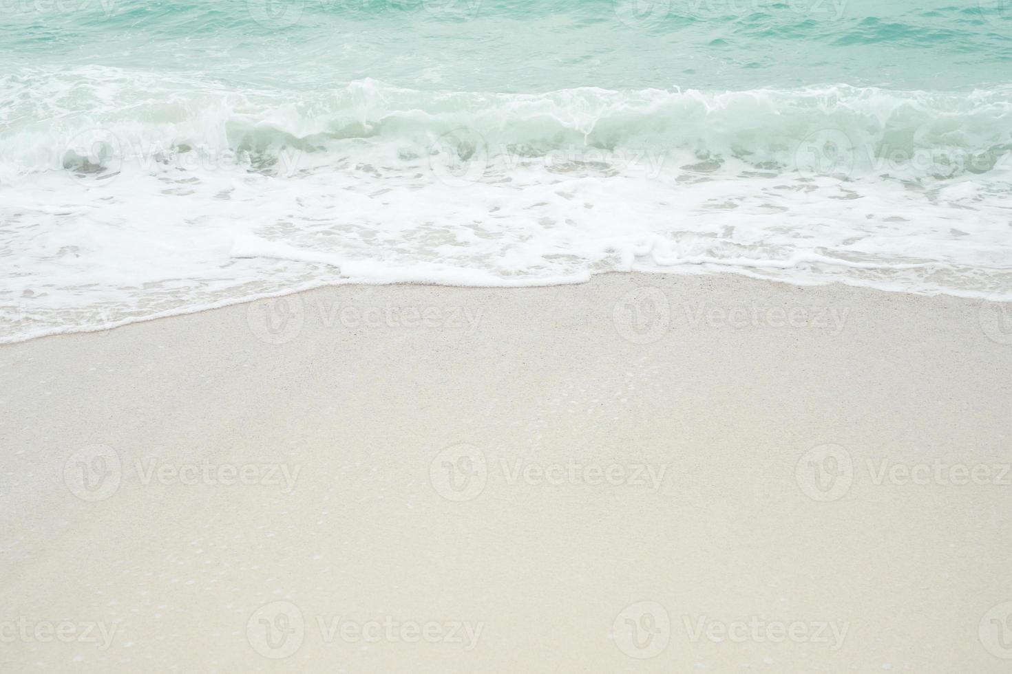 visie van zee golven kust en fantastisch rotsachtig strand kust Aan de eiland en achtergrond lucht met berg, wild natuur. tropisch landschap kustlijn. zomer. reizen vakantie concept. foto