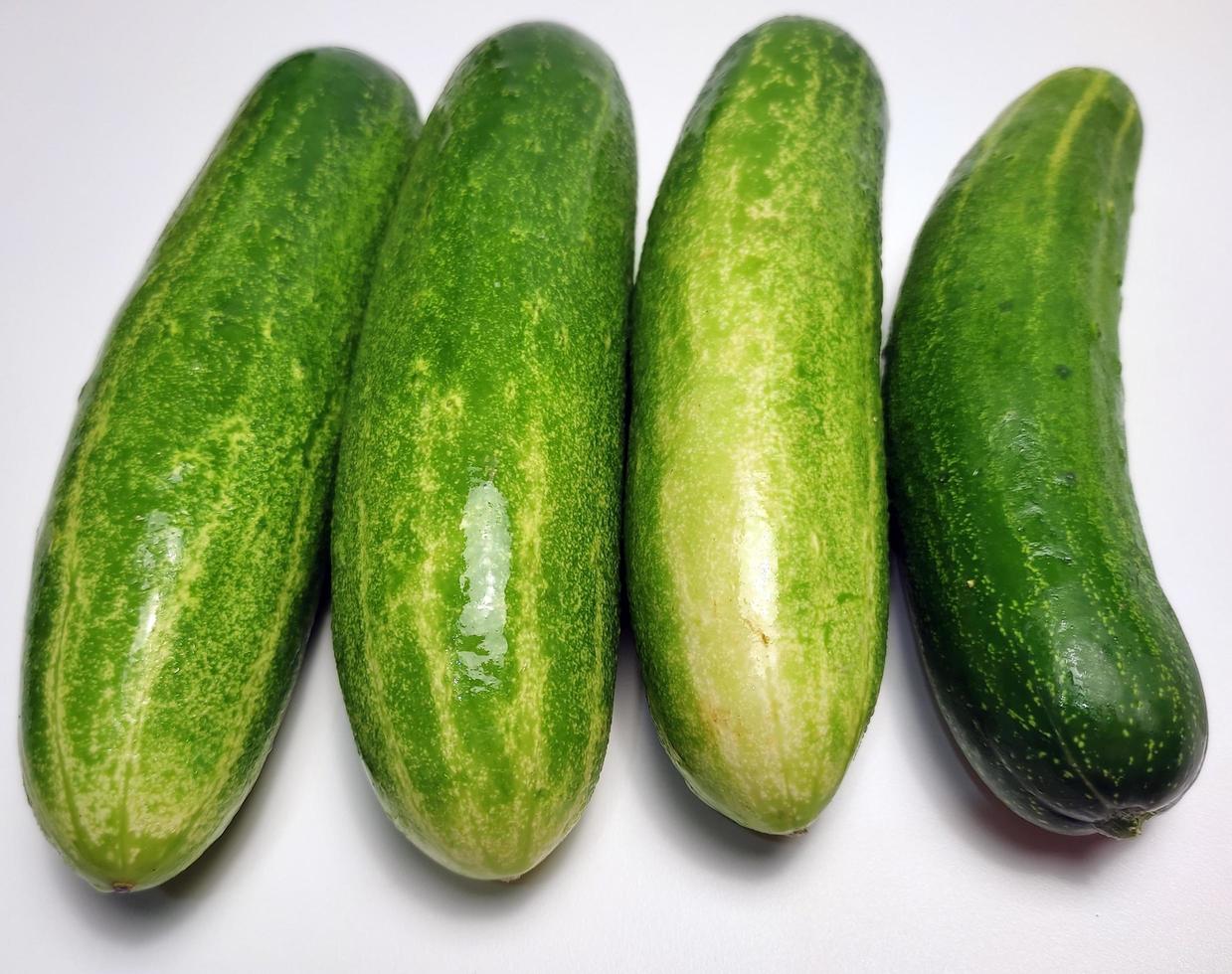 komkommers geïsoleerd in wit achtergrond foto