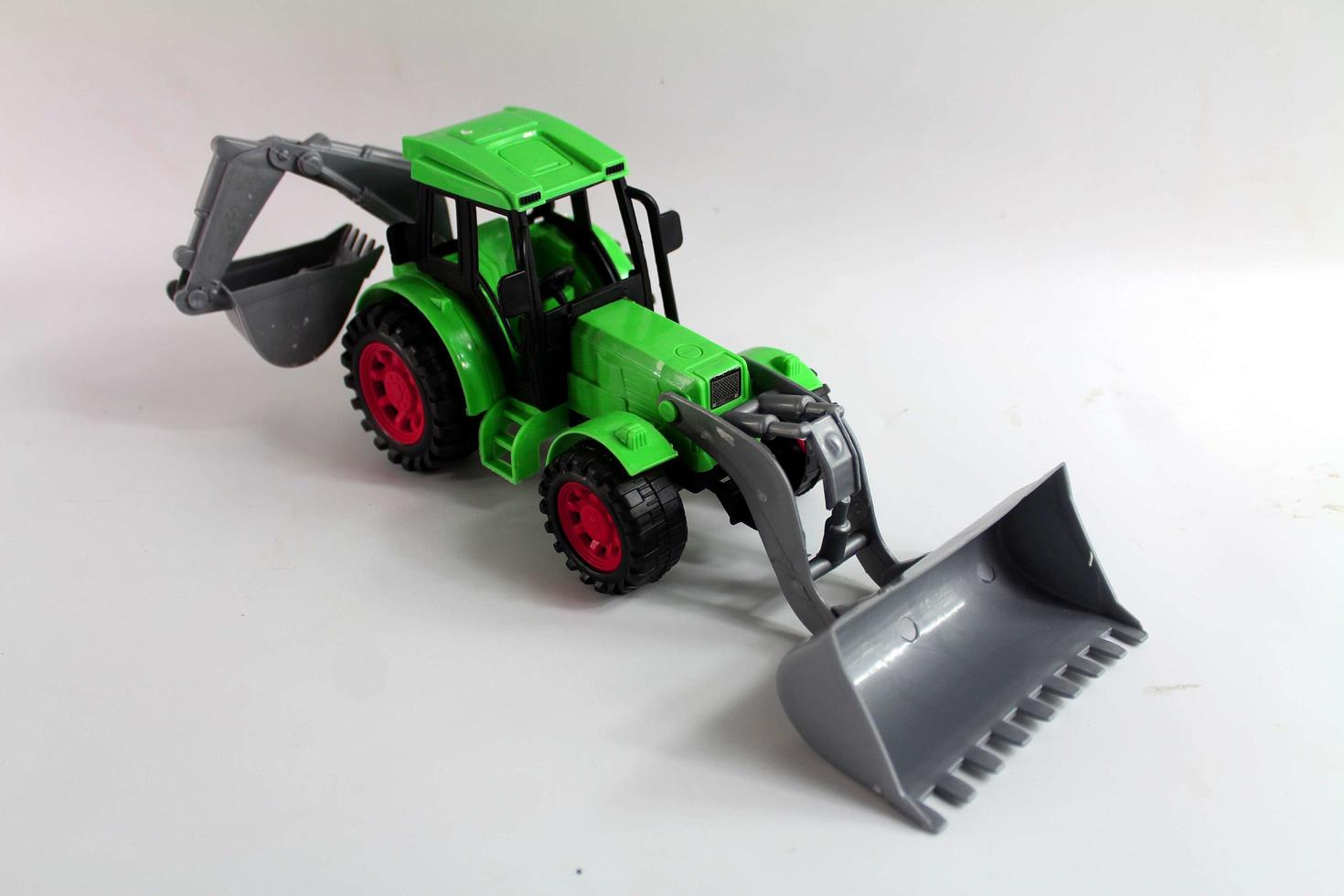 speelgoed tractor op een witte achtergrond foto