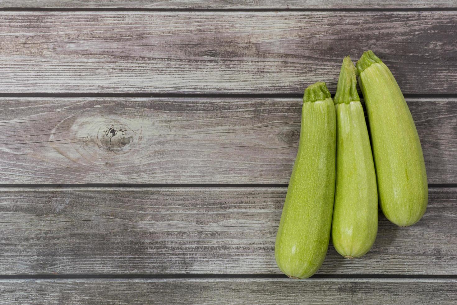 verse courgette op houten achtergrond foto