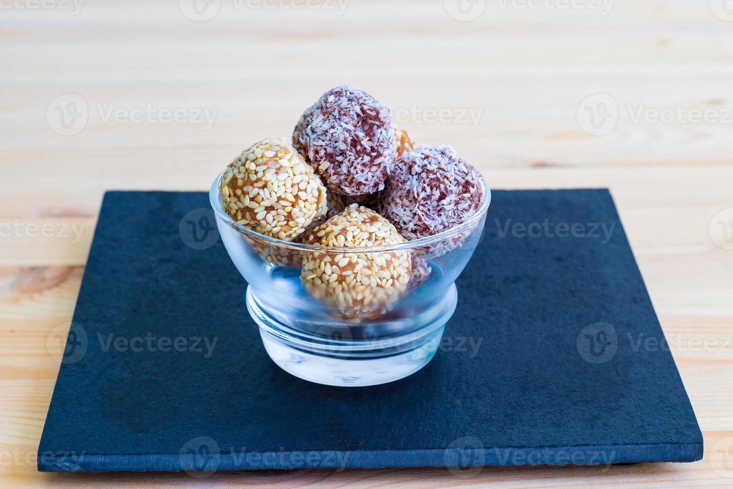 zelfgemaakte gezonde paleo-dadels en chocolade-energieballen. veganistische truffels. kopieer ruimte. getinte foto