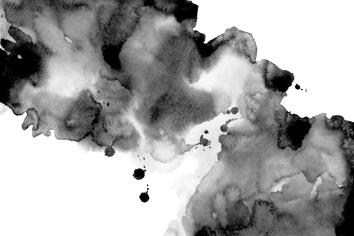 zwart kleur borstel beroerte door waterverf hand- schilderij en plons abstract structuur Aan wit papier achtergrond foto