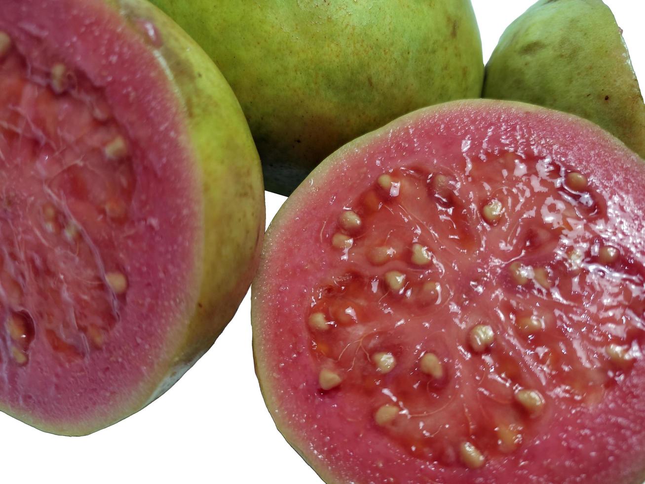 guava fruit, roze, vers, geïsoleerd Aan wit achtergrond. voorkant visie. foto