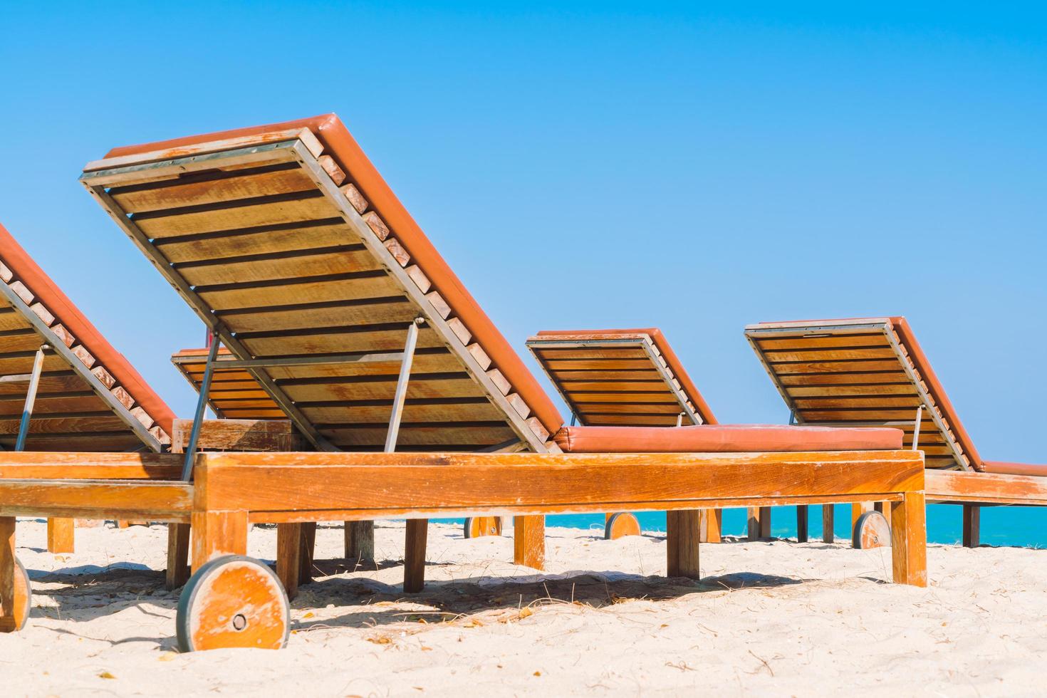 ligbedden op het strand foto