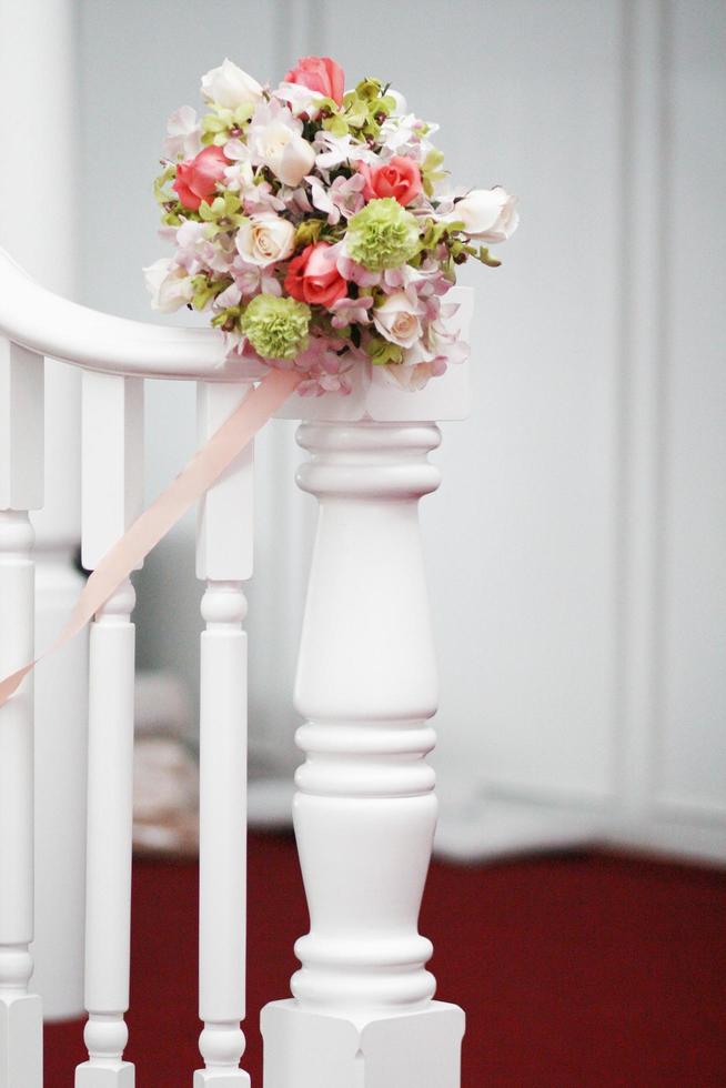 mooi bloemen boeket decoratie Aan wit trap traliewerk wijnoogst stijl in bruiloft ceremonie foto