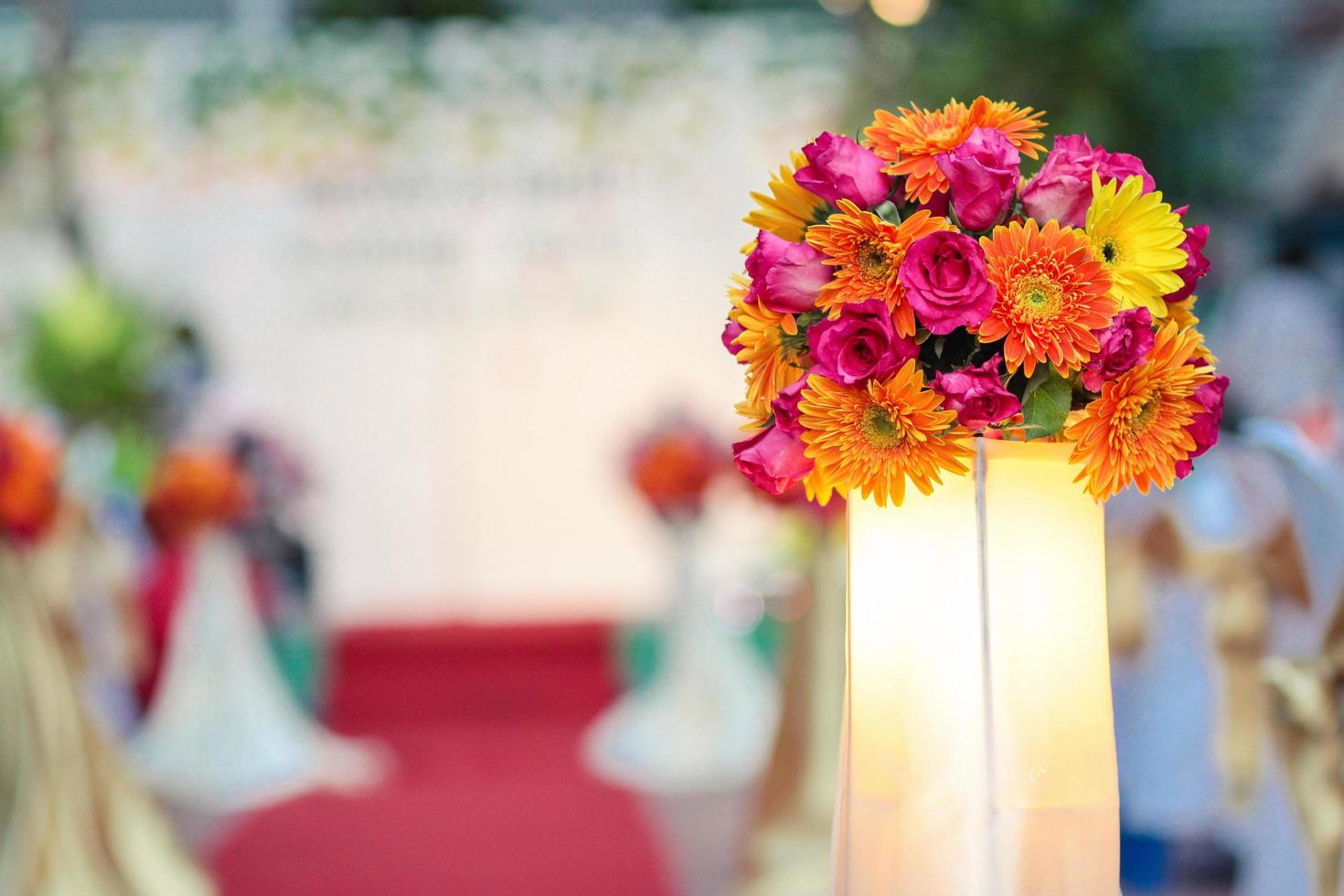 mooi bloemen boeket versieren in bruiloft ceremonie foto