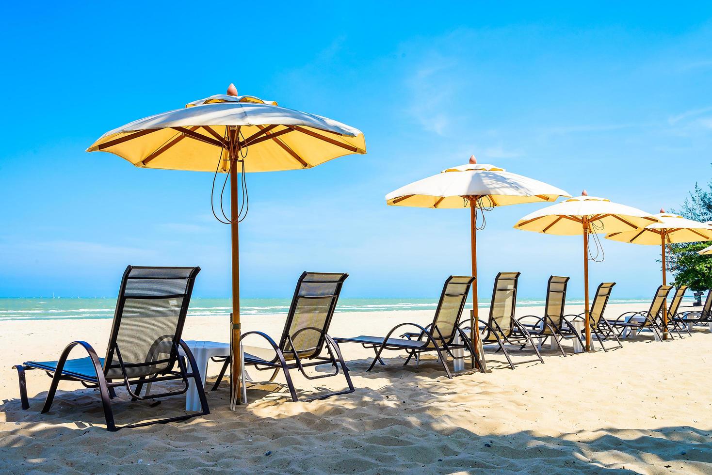 parasols en stoelen op het strand foto