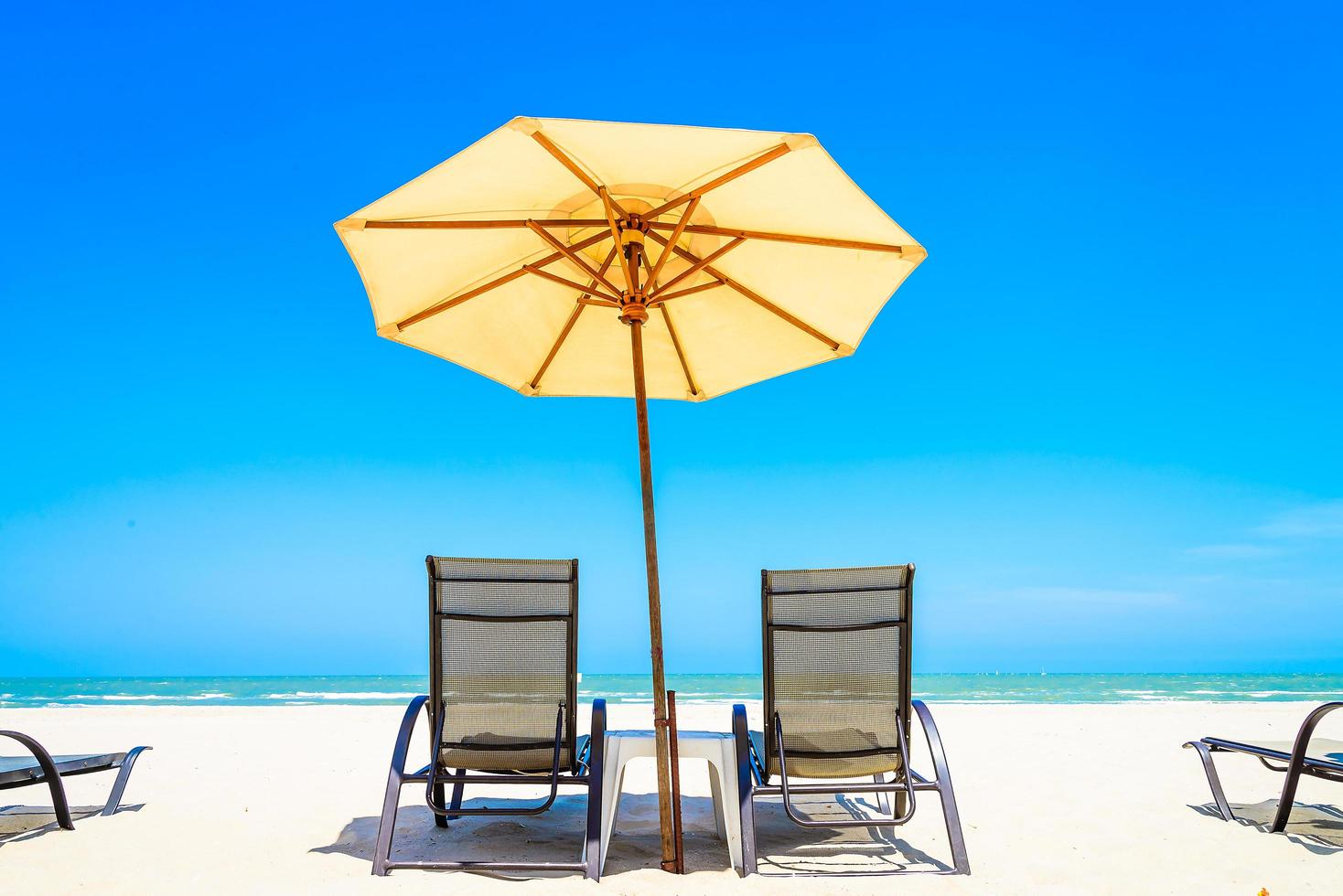 parasol en stoelen op het strand foto