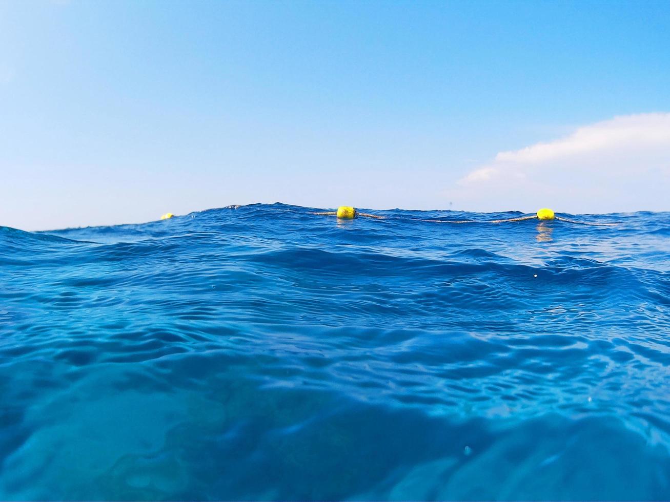 horizon blauw zee en oceaan.zeegezicht van kalmte water met golven, water reflectie en blauw lucht foto
