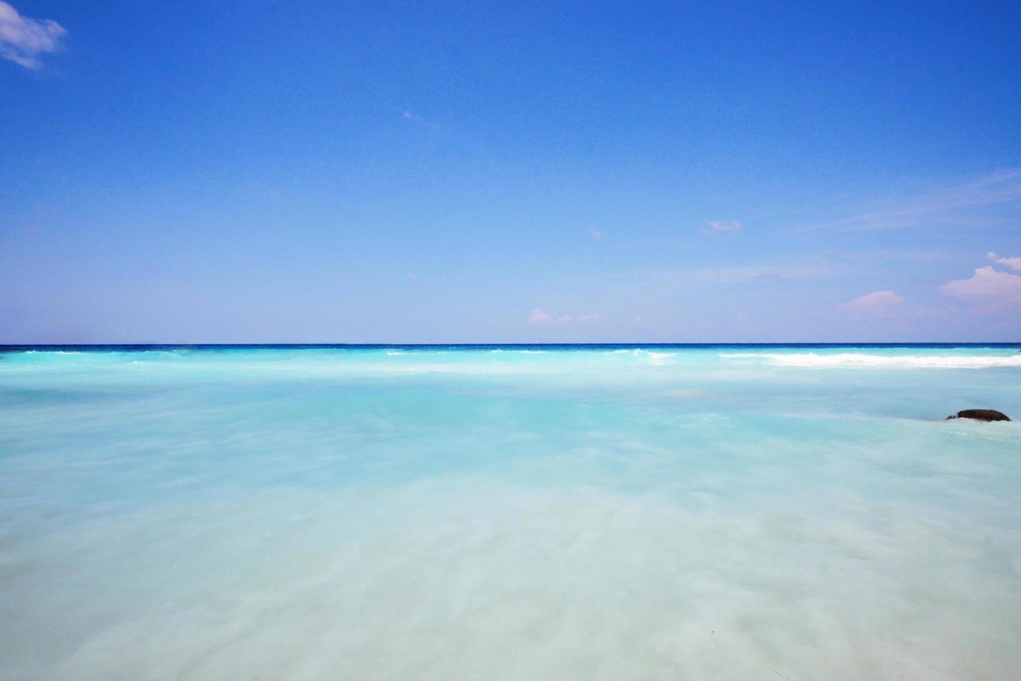 mooi zomer van horizon in hemel tropisch zeegezicht en paradijs van turkoois water in kalmte oceaan. foto