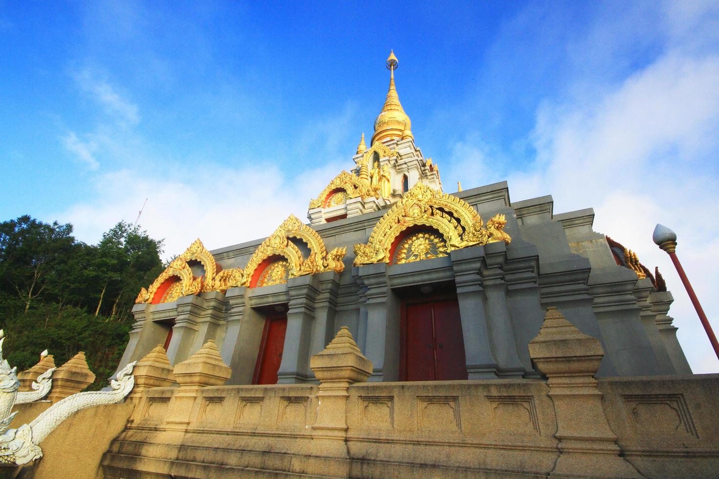 gouden pagode in tempel gelegen Aan de berg en heel mooi visie in chiangrai provincie, Thailand. foto
