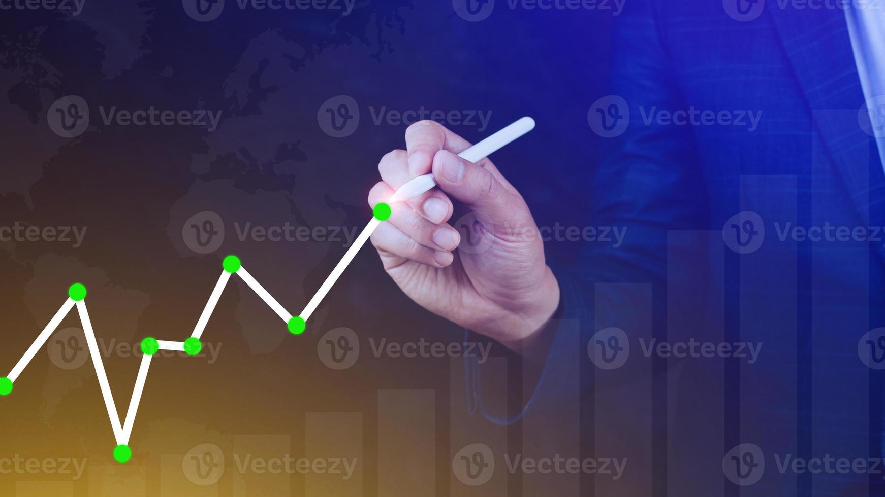 zakenman tekening groei kromme, groei voorspelling grafiek, zaken succes concept. hand- tekening een diagram vertegenwoordigen toenemend winsten. foto