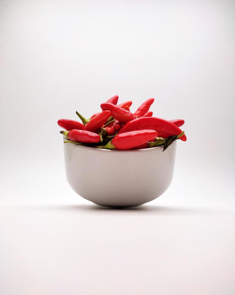 Chili paprika's of cayenne peper of cabe rawit in een kom geïsoleerd Aan wit achtergrond. foto