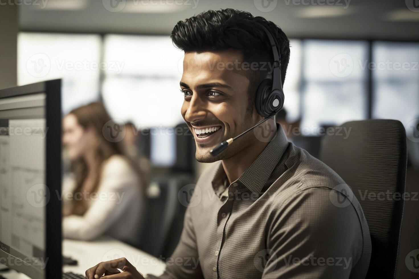 de Hindoe is lachend, zittend Bij zijn bureau in zijn koptelefoon, klaar naar plukken omhoog de telefoon en helpen klanten. hij werken in een telefoontje centrum. generatief ai. foto