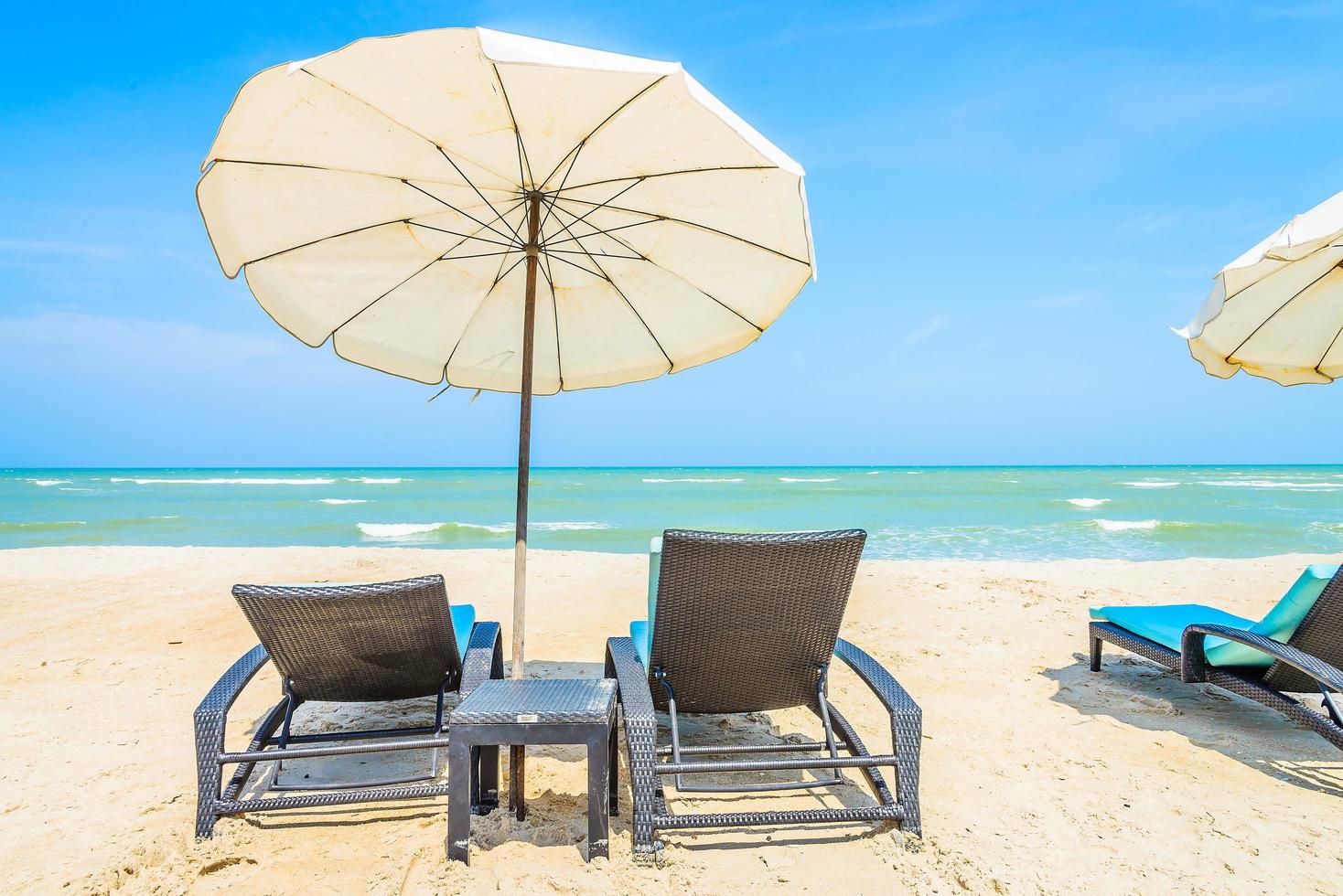 parasols en ligbedden op het strand foto