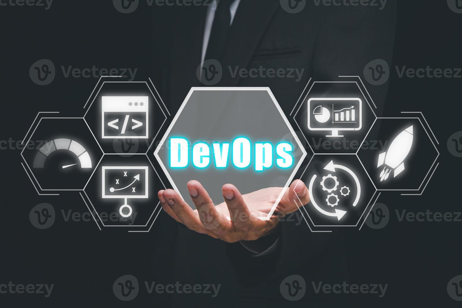 devops concept, persoon hand- Holding devops icoon Aan vr scherm, methodologie ontwikkeling operaties agil programmering technologie.concept. foto