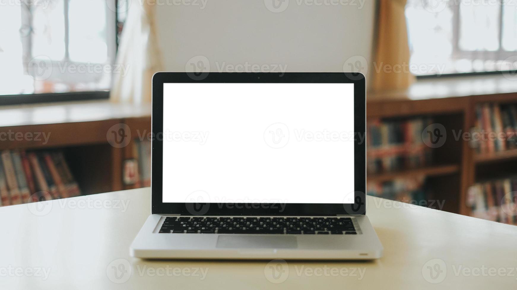 blanco scherm laptop computer reeks omhoog voor werk Aan wit houten bureau, model, leeg scherm, blanco scherm voor Product Scherm. foto